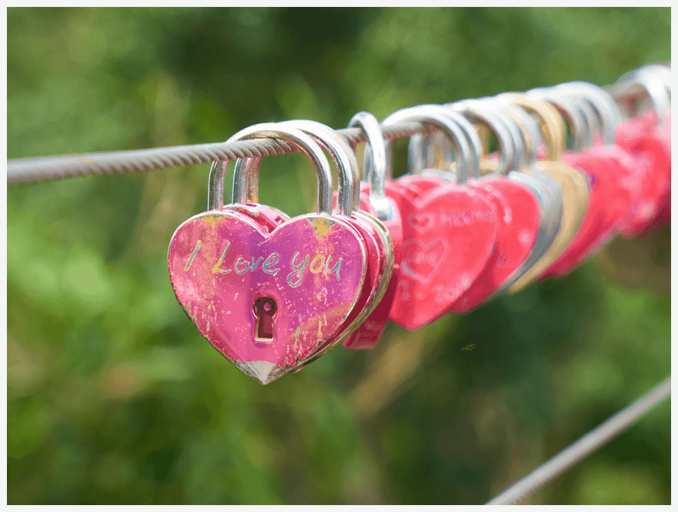 爱情锁ppt背景图免费下载